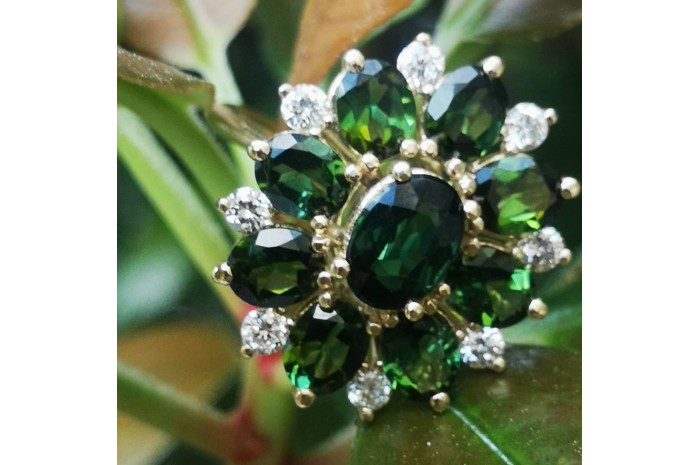 Sortija oro y diamantes turmalinas verdes